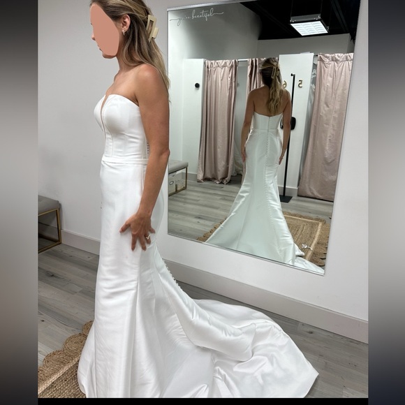 UNALTERED, NEW wedding dress! Purchased from Aisle on Veil on 6/8 off the rack. - Picture 4 of 5